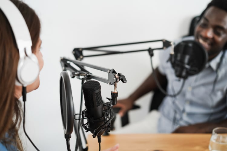 7 Simple Steps to Create a Profitable Podcast with AI in 2024